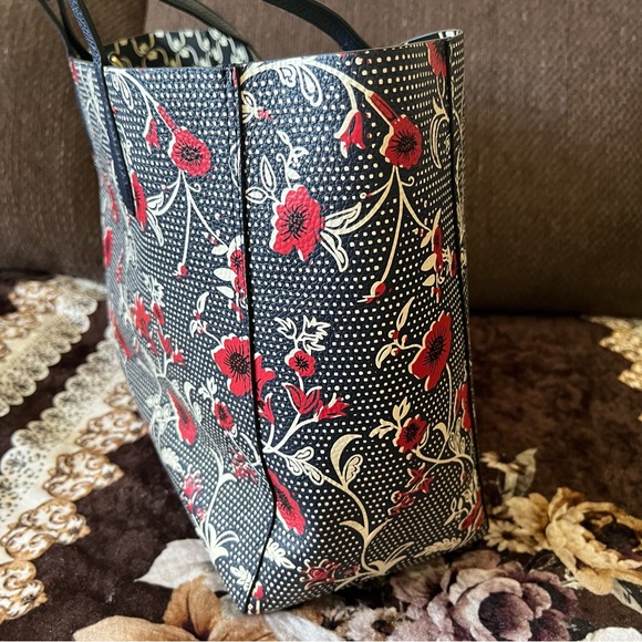 TORY BURCH Retro Batik Blake Floral Printed Tote Bag With An Attached Wristlet - Picture 10 of 15